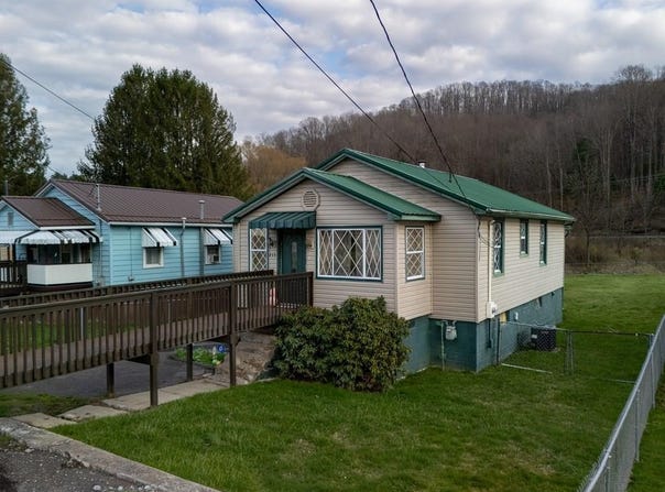213 Nelson St., SOPHIA, WV 25921