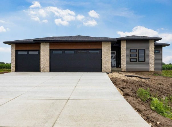 309 Hackberry Dr, Palo, IA 52324