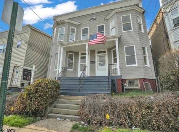 33-35 Delaware St, Elizabeth City, NJ 07206-1547
