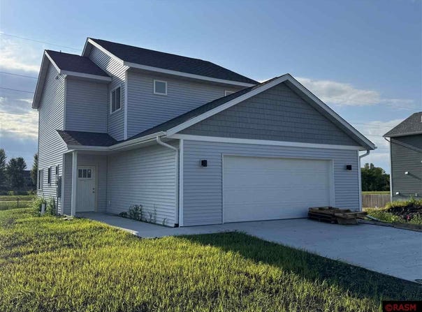1821 Bluestem Drive, Mankato, MN 56001