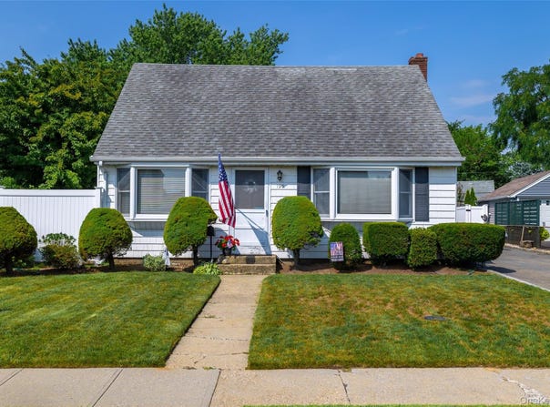 190 Cottage Boulevard, Hicksville, NY 11801