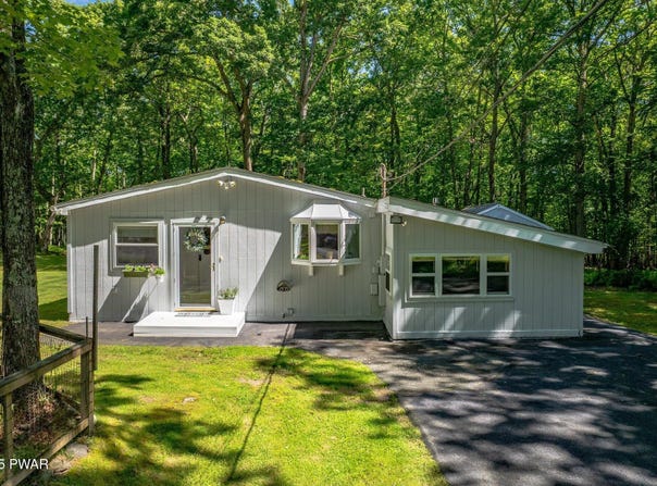 201 Oak Hill Road, Hawley, PA 18428