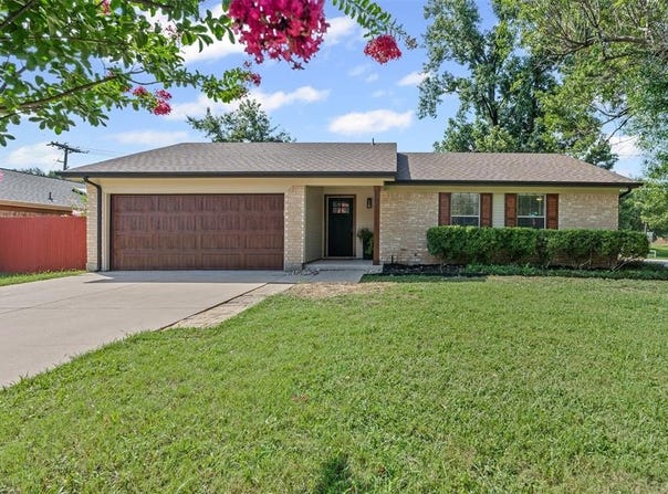 900 Hollow Creek Road, Burleson, TX 76028