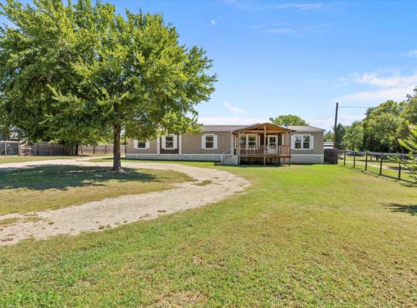 212 Old Coach LN, Elgin, TX 78621