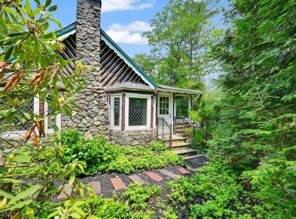 47 Dogwood Ln, West Milford Twp., NJ 07421-2939
