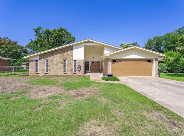 1224 Park Center Street, Benbrook, TX 76126