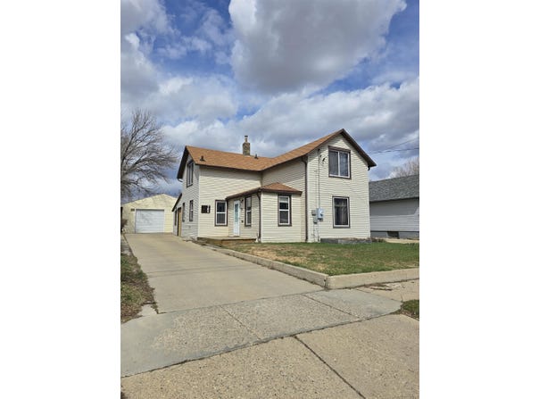 709 NE 6th Ave, Minot, ND 58703