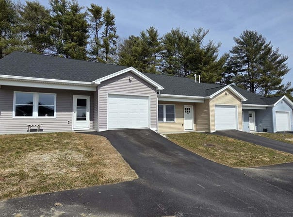 25 Village Circle, Augusta, ME 04330