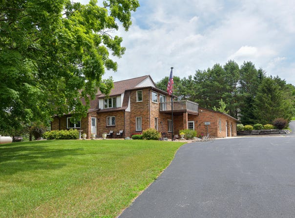 9080 Hickory Dr, Kewaskum, WI 53040