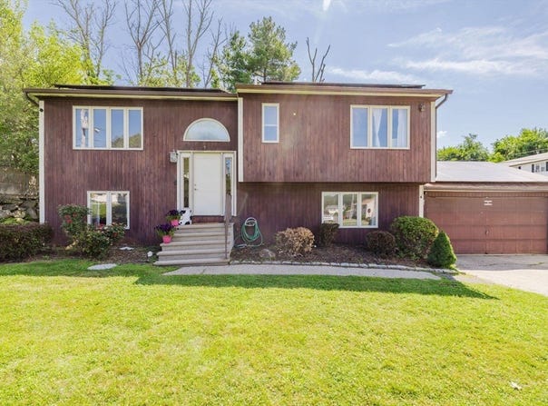 1 Lee Ann Dr, Johnston, RI 02919