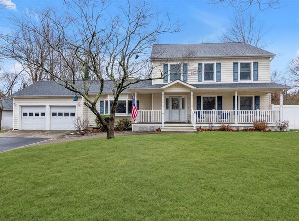 14 Vine Lane, East Northport, NY 11731