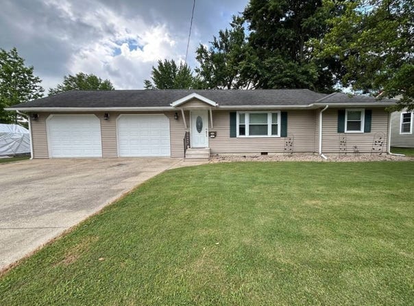 112 W Young Dr, Fairfield, IL 62837