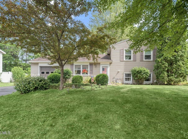12 Jean Place, Guilderland, NY 12303