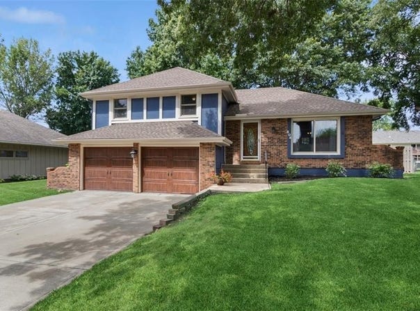 604 SE Richardson Place, Lee's Summit, MO 64063