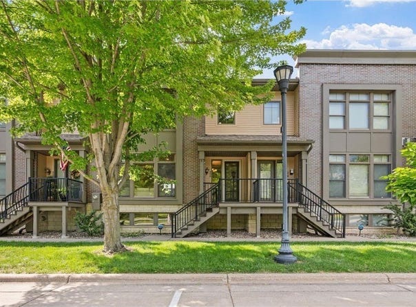 326 E Travelers Trail, Burnsville, MN 55337