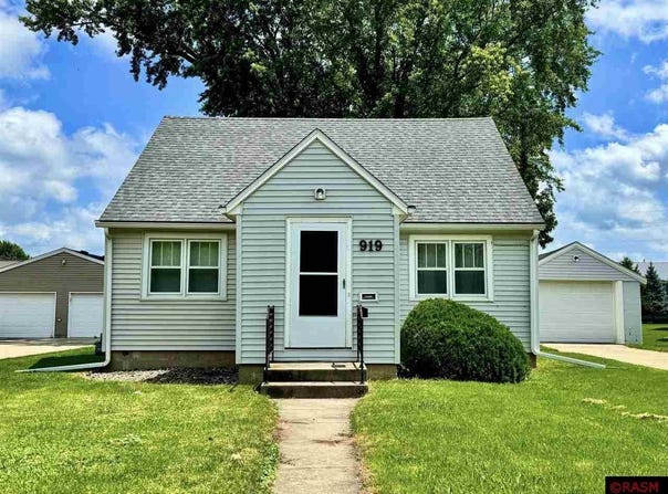 919 3rd St. SW, Waseca, MN 56093