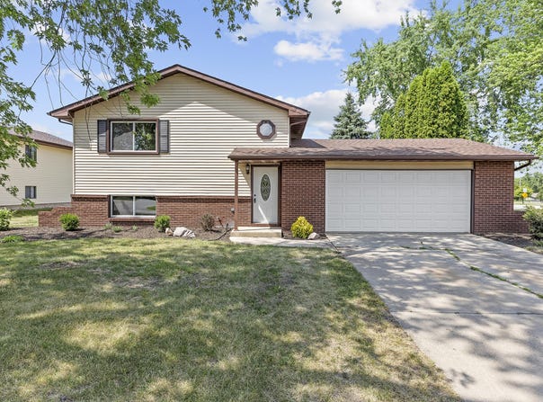 3920 W 76th Lane, Merrillville, IN 46410