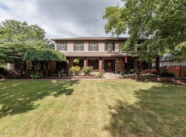 6252 Pebblebrook Lane, North Olmsted, OH 44070
