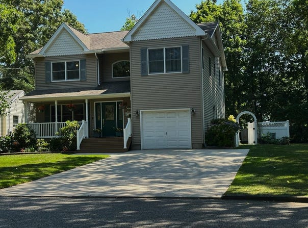 29 Bailey Avenue, Babylon, NY 11702