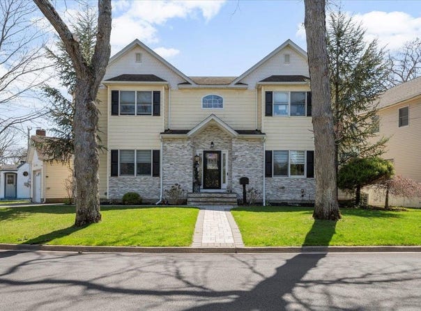 88 Powell Place, Farmingdale, NY 11735