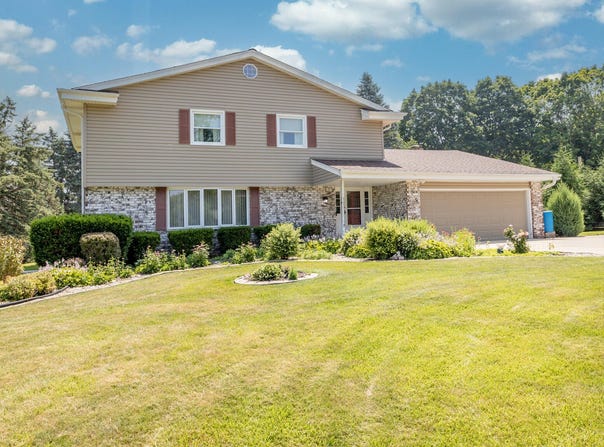 W266n6560 Top-O-Hill Dr, Lisbon, WI 53089