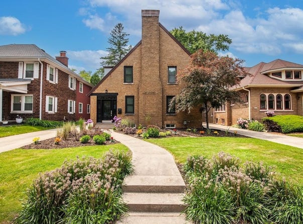 1853 N 83rd St, Wauwatosa, WI 53213