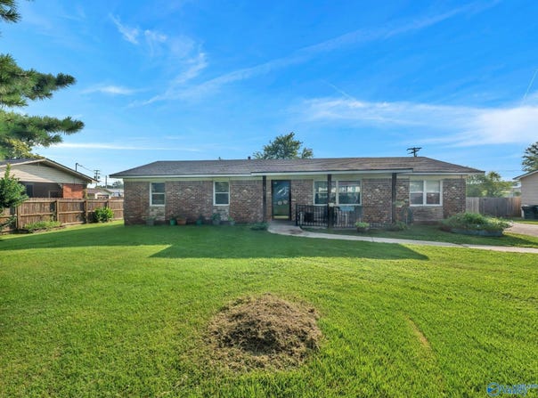 2206 Pinehurst Street SW, Hartselle, AL 35640