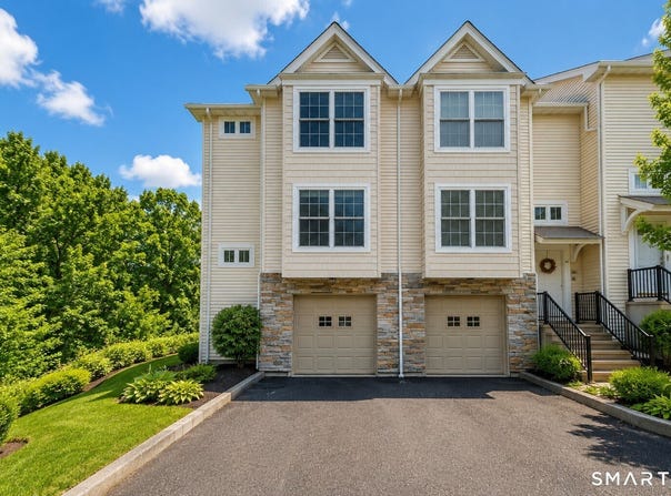 32 Crows Nest Lane, Danbury, CT 06810