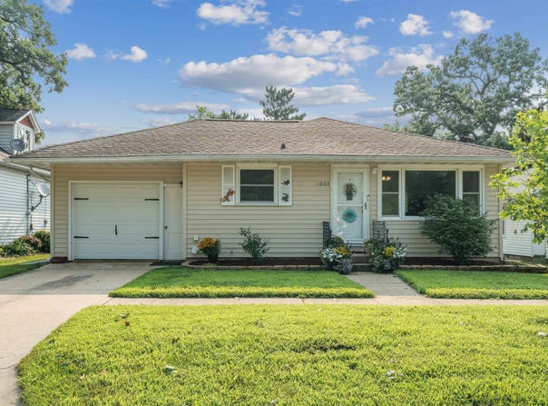 1003 New Street, Manchester, IA 52057