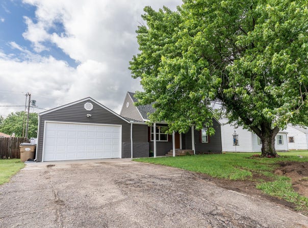 461 W 9th St, Hoisington, KS 67544