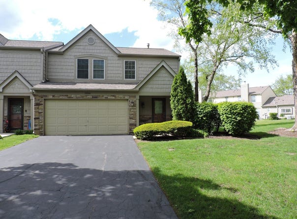 1334 Gloucester Circle, Carol Stream, IL 60188