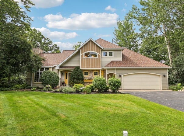 N67w32462 Wildwood Point Rd, Hartland, WI 53029