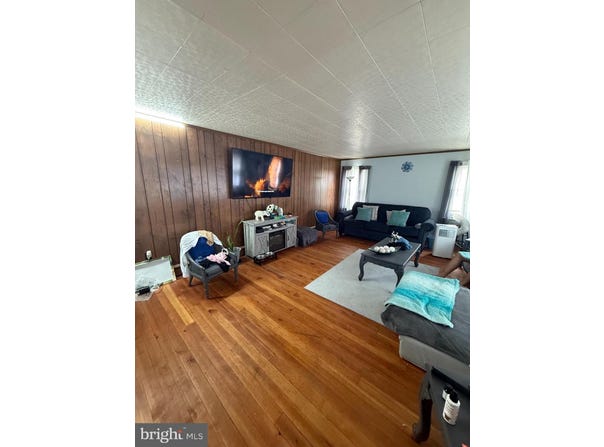 121 CHAMBERLAINE AVENUE, POTTSVILLE, PA 17901