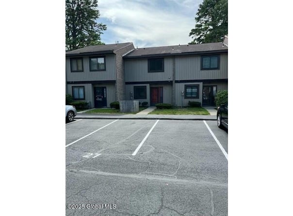 27 Point of Woods Dr Drive, Albany, NY 12203