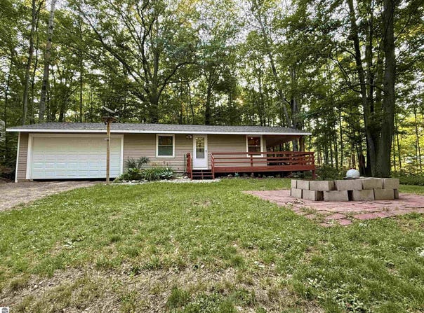 195 Forest Trail, Leroy, MI 49655
