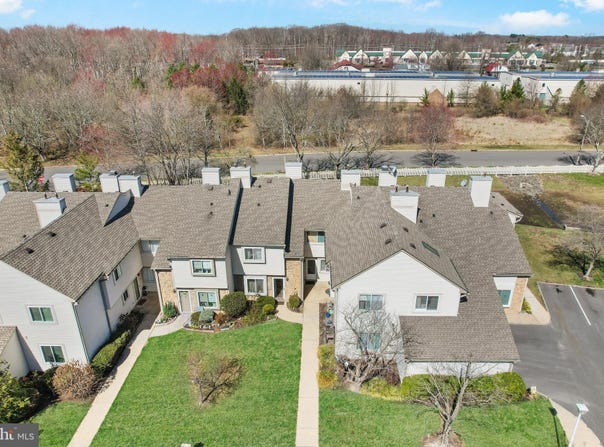 26 CHATHAM COURT, HIGHTSTOWN, NJ 08520