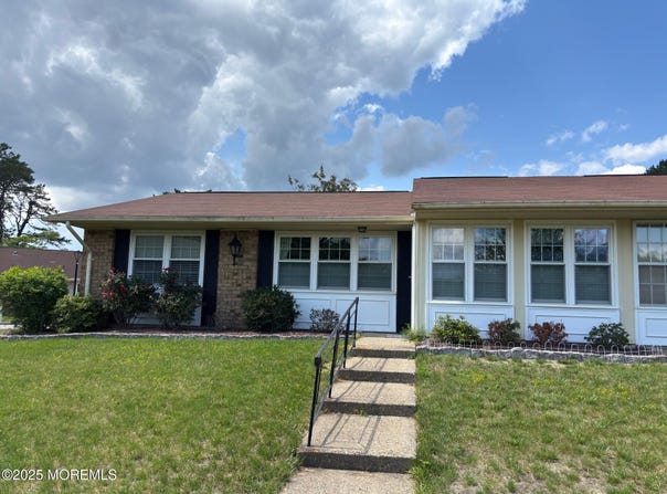 8 Edinburgh Lane, Manchester, NJ 08759