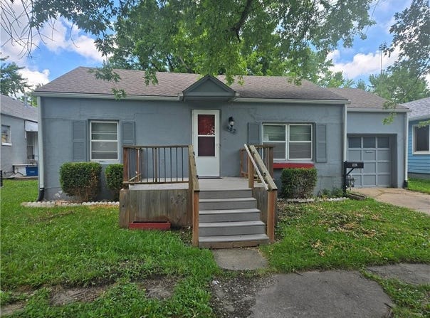 902 E Wea Street, Paola, KS 66071