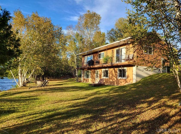 10813 S River Lane, Cornell, MI 49818