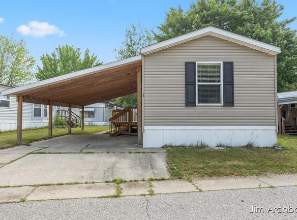 927 W Lake Drive, Fremont, MI 49412