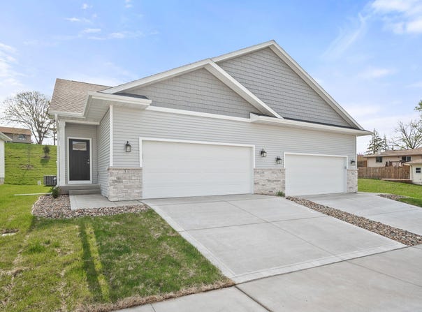 31 Keeneland Court, Pleasant Hill, IA 50327
