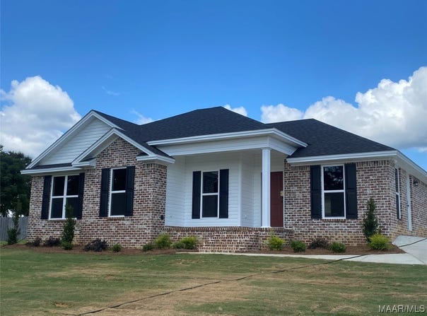 40 Autumn Trail Circle, Wetumpka, AL 36092
