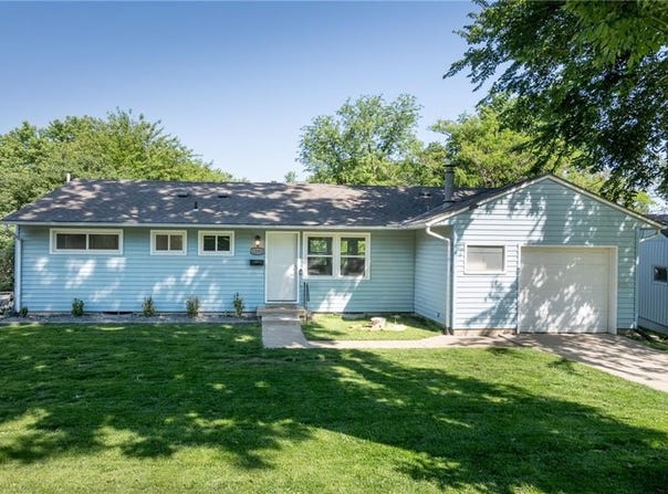 1202 SW Peggy Circle, Lee's Summit, MO 64081