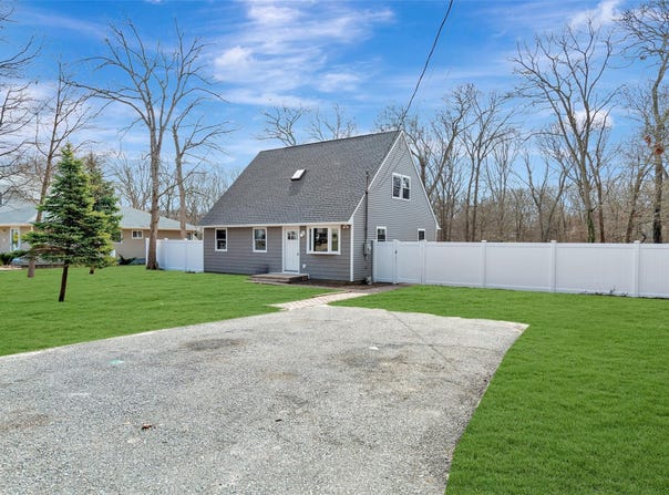 154 Meadowmere Avenue, Mastic, NY 11950