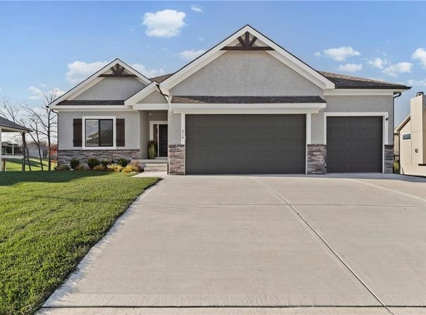 814 NW Hickory Ridge Drive, Grain Valley, MO 64029