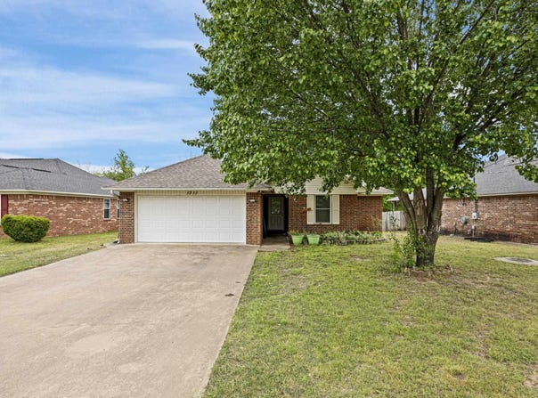 1311 S Pittsburg Ave, Russellville, AR 72802
