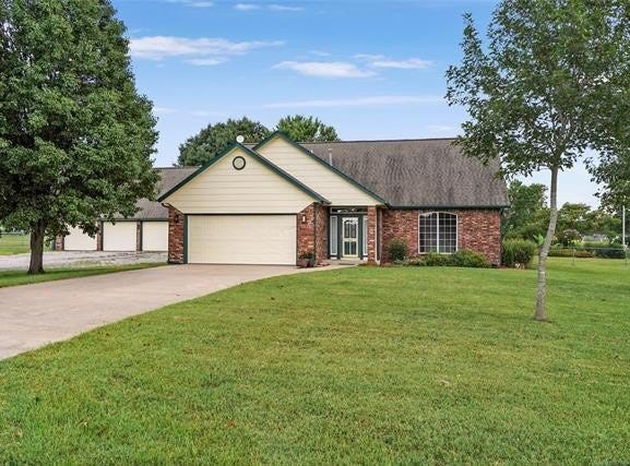 10672 E Canyon Oaks Court, Claremore, OK 74017