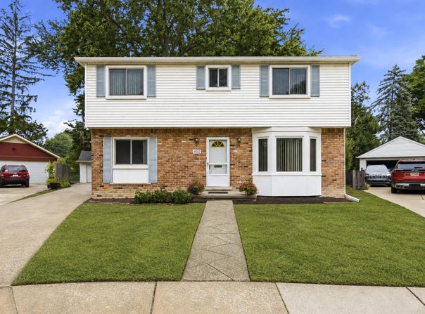 402 Roland Court, Grosse Pointe Farms, MI 48236