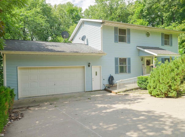10591 Rolling Hills Drive, Burlington, IA 52601