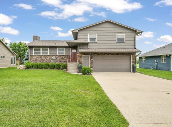 1009 Eloise Street, Okoboji, IA 51355